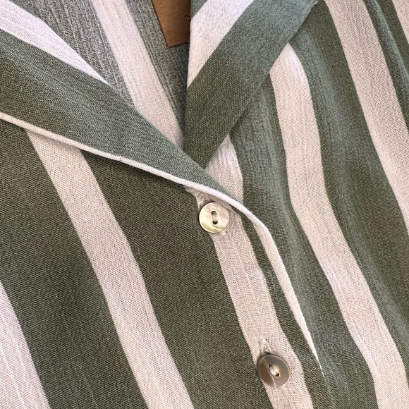 Baggy button-down t-shirt with a front knot - Picture 8 of 9